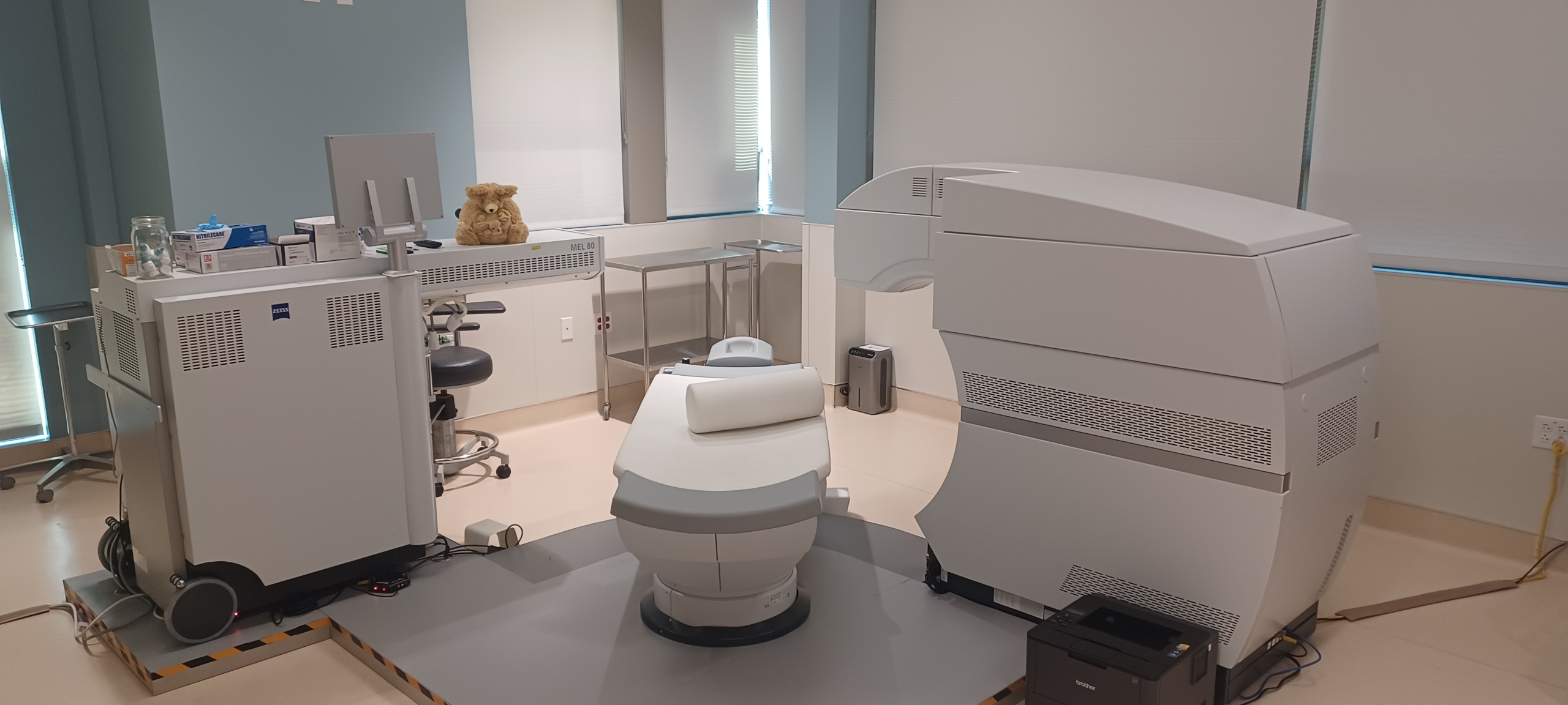 LASIK Surgery Room at PCVI's Main Office - Pacific ClearVision Institute A state-of-the-art LASIK surgery room at PCVI's main office in Eugene, Oregon, featuring advanced laser eye surgery equipment, a patient chair, and modern clinical furnishings for precise and comfortable vision correction procedures. - Pacific ClearVision Institute